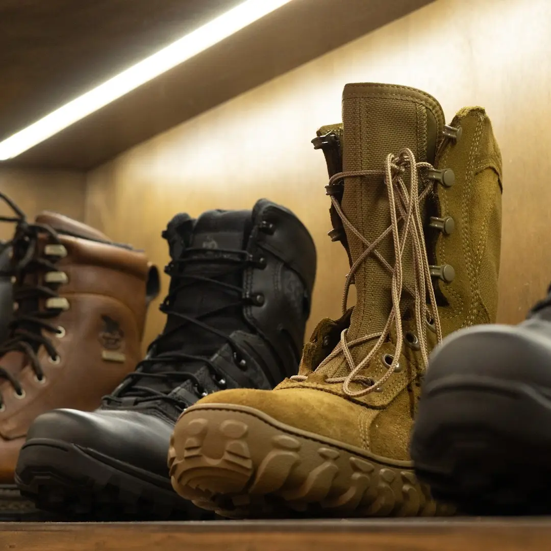 Detalle de botas de trabajo exhibidas en SAPICA