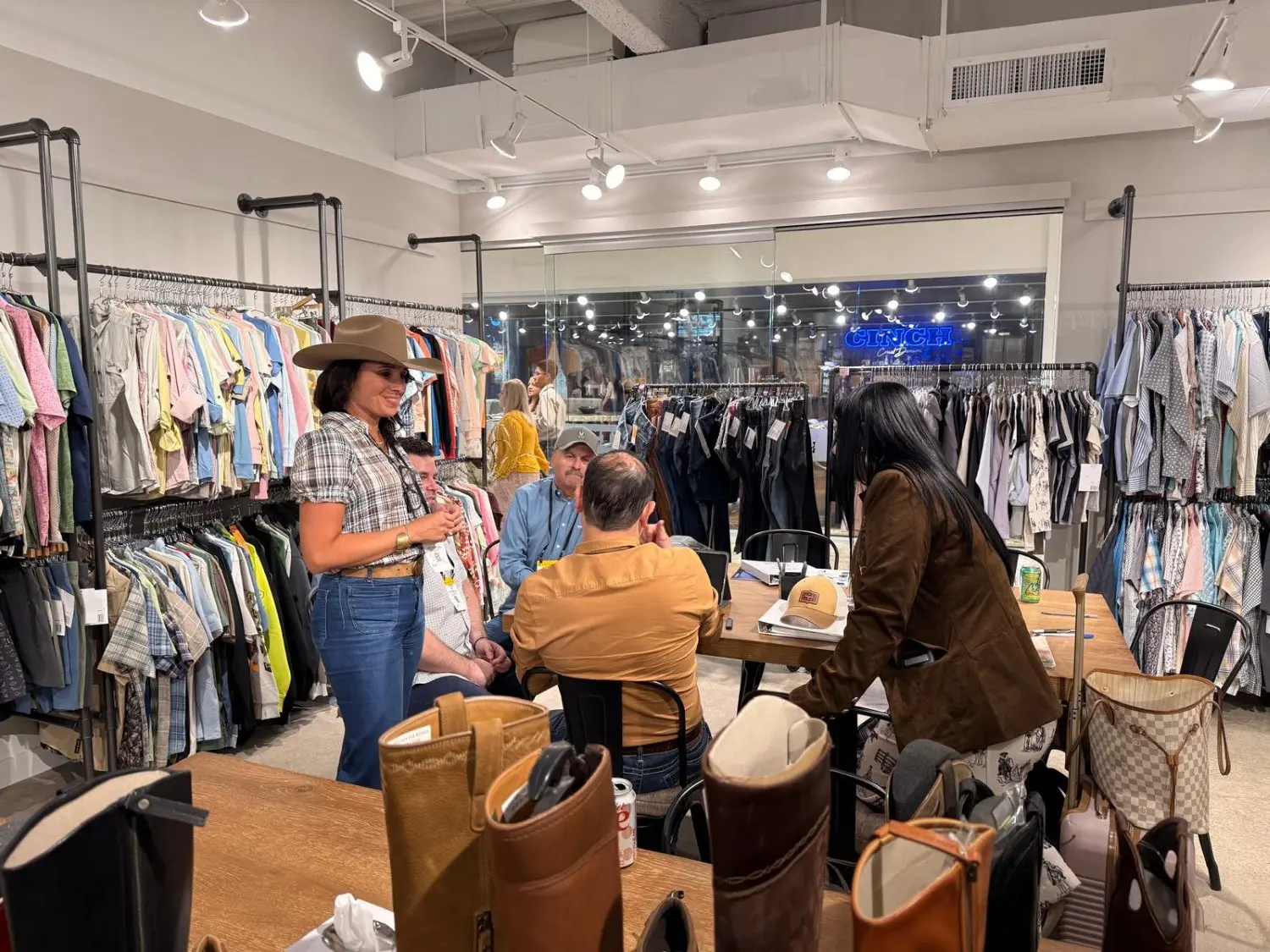 Conversaciones comerciales en el showroom durante WESA Show