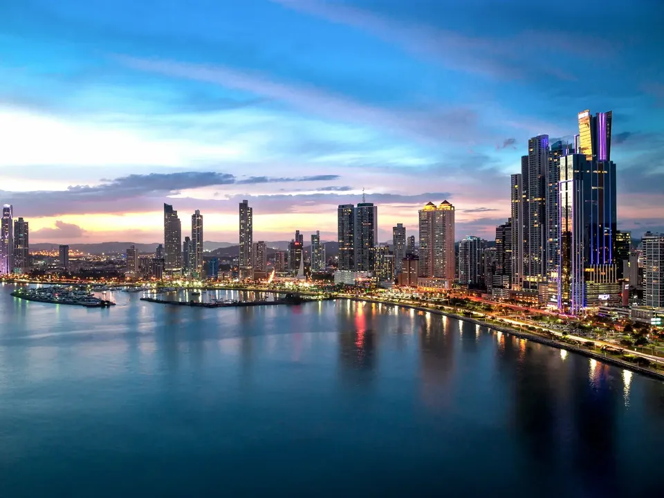 Vista del skyline de la Ciudad de Panamá sobre la bahía al atardecer