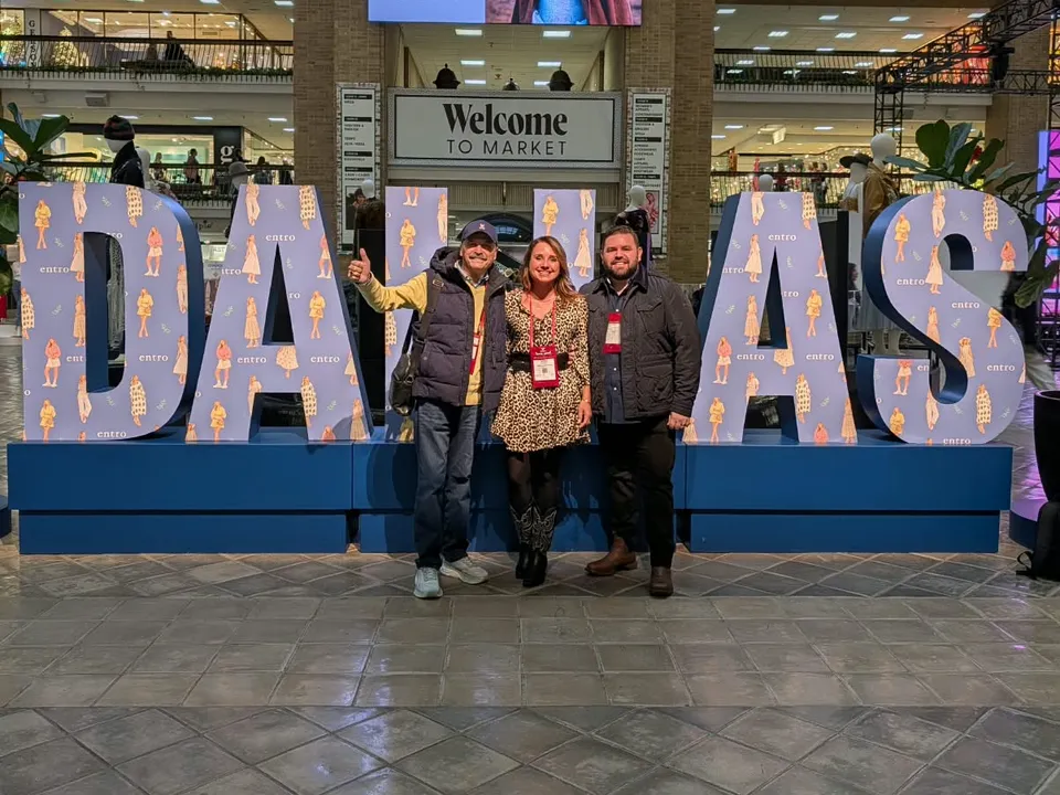 Equipo de IPB en el Dallas Market Center durante una feria comercial