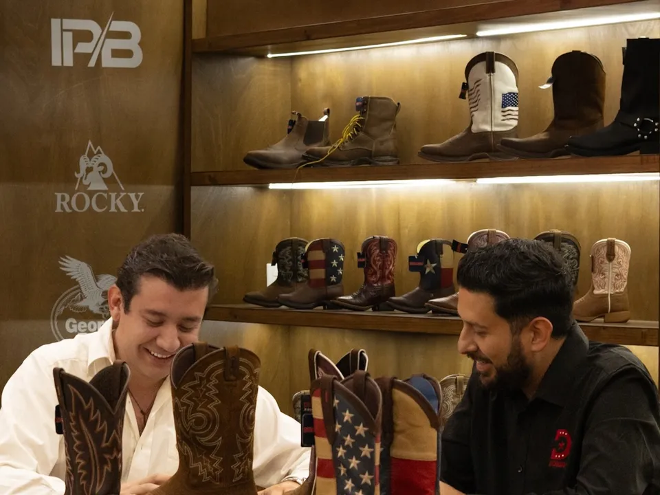 Reunión con un cliente en el showroom de IPB con botas Durango, Rocky y Georgia Boot