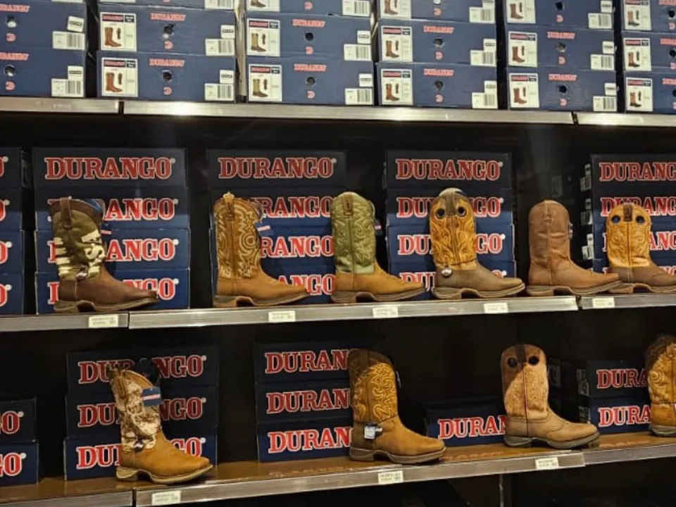 Exhibición de botas Durango en una tienda de un socio