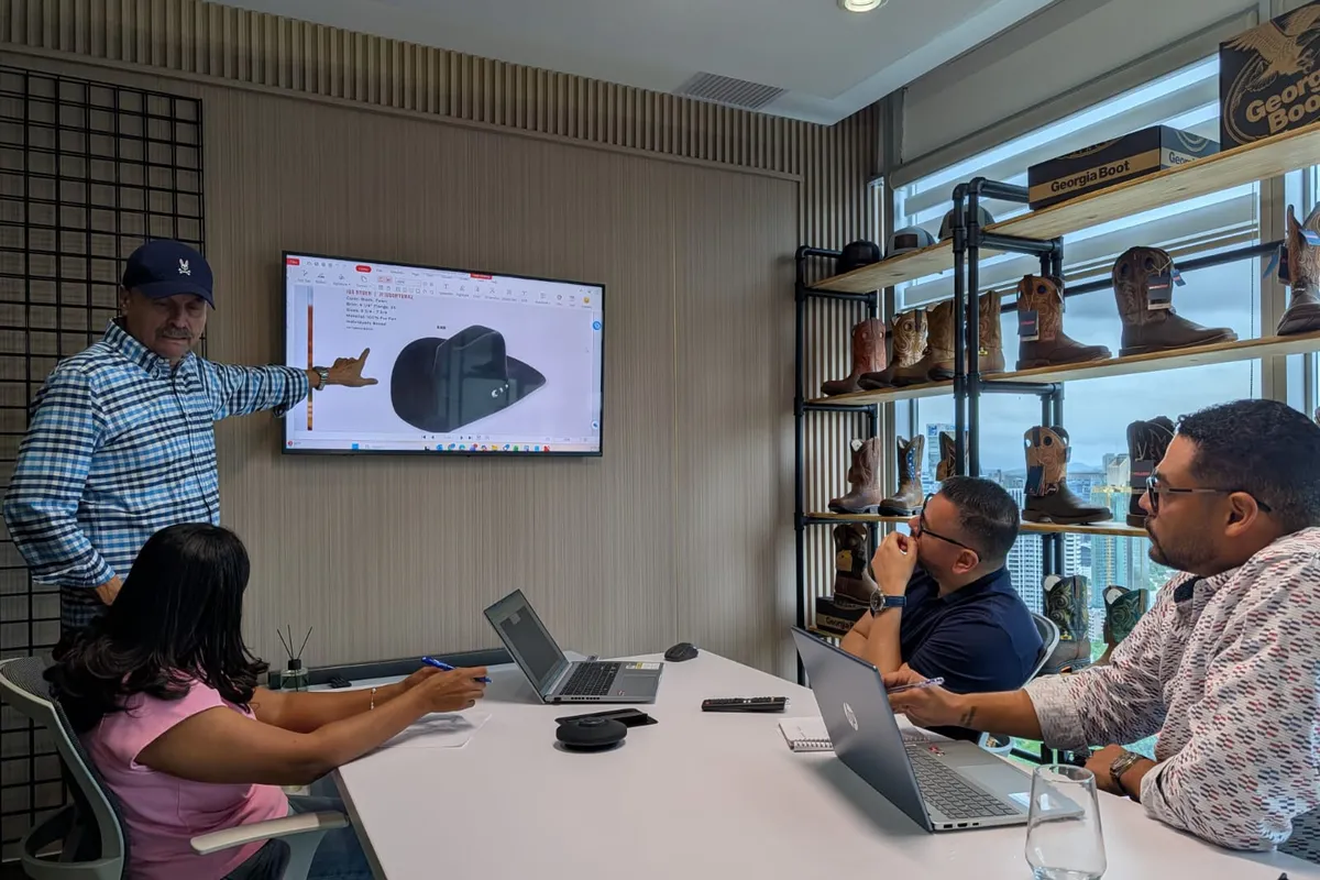 Equipo de IPB revisando producto en la sala de reuniones del showroom