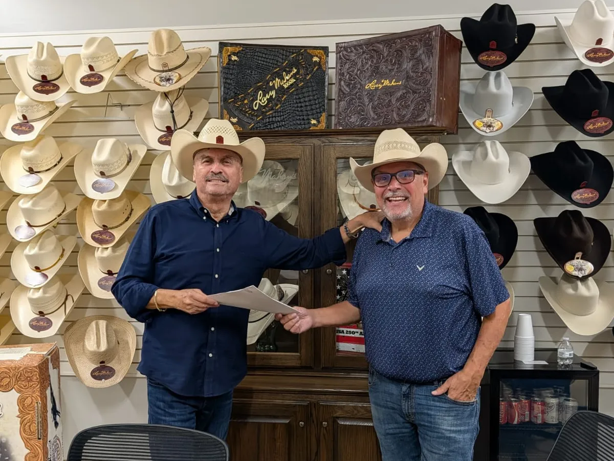 Reunión de IPB con un socio fabricante en el showroom de sombreros Larry Mahan's