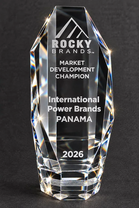 Trofeo de cristal Rocky Brands Market Development Champion 2026 otorgado a International Power Brands